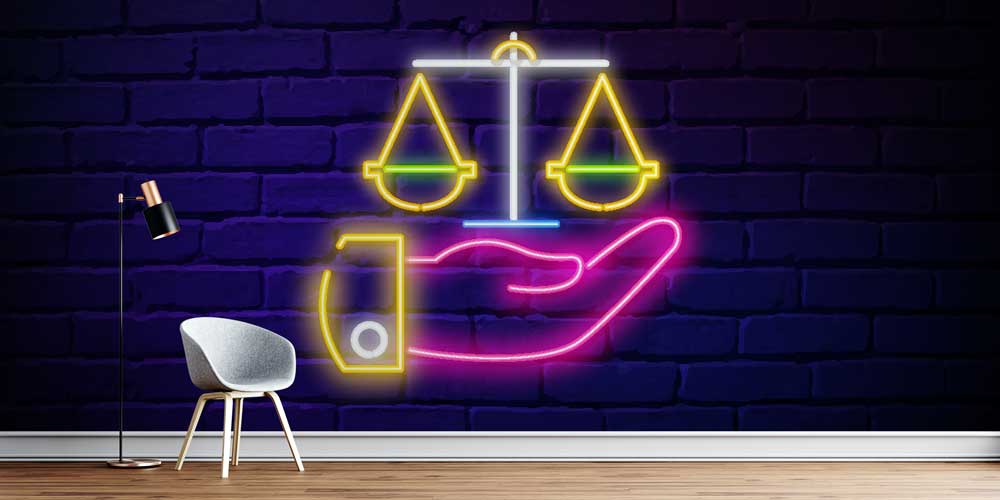 Neon Tasarımlı Hukuk Duvar Kağıdı – Adalet Terazisi ve El Figürü 5280