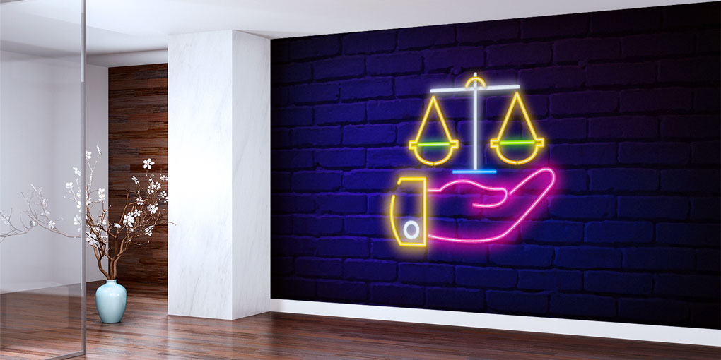 Neon Tasarımlı Hukuk Duvar Kağıdı – Adalet Terazisi ve El Figürü 5280