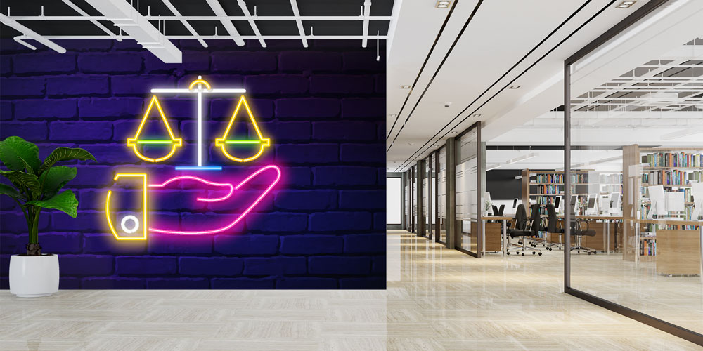 Neon Tasarımlı Hukuk Duvar Kağıdı – Adalet Terazisi ve El Figürü 5280
