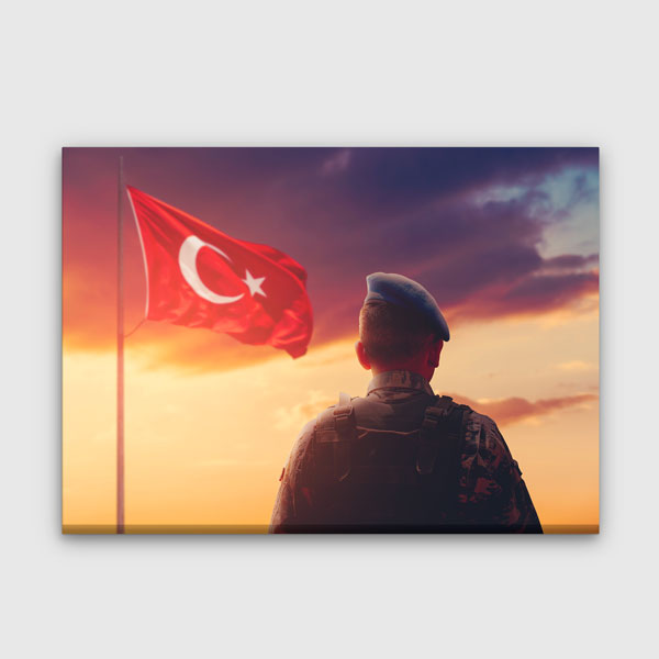 Türk Bayrağına Bakan Asker Kanvas Tablo – 11239