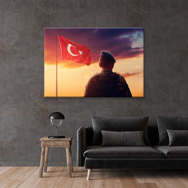 Türk Bayrağına Bakan Asker Kanvas Tablo – 11239