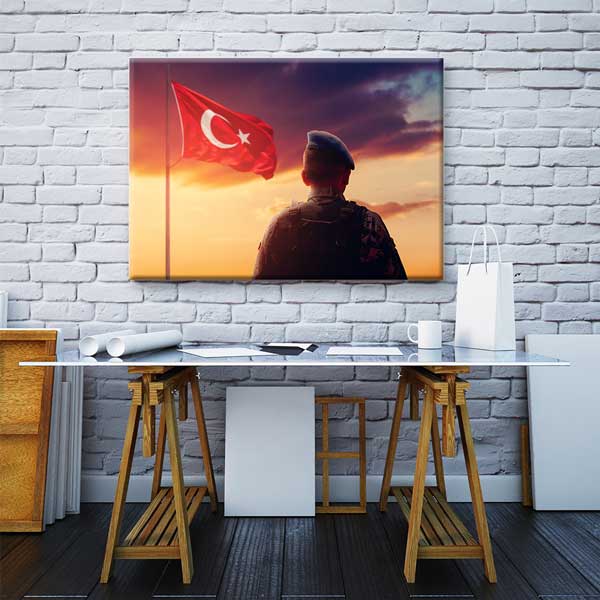 Türk Bayrağına Bakan Asker Kanvas Tablo – 11239