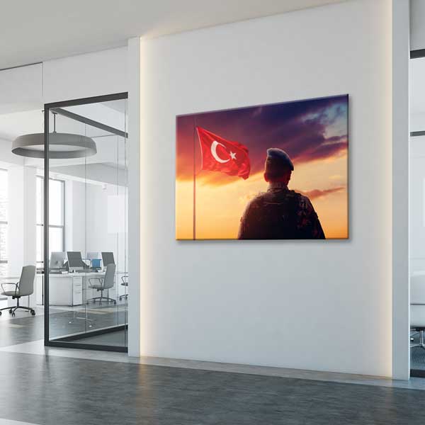 Türk Bayrağına Bakan Asker Kanvas Tablo – 11239