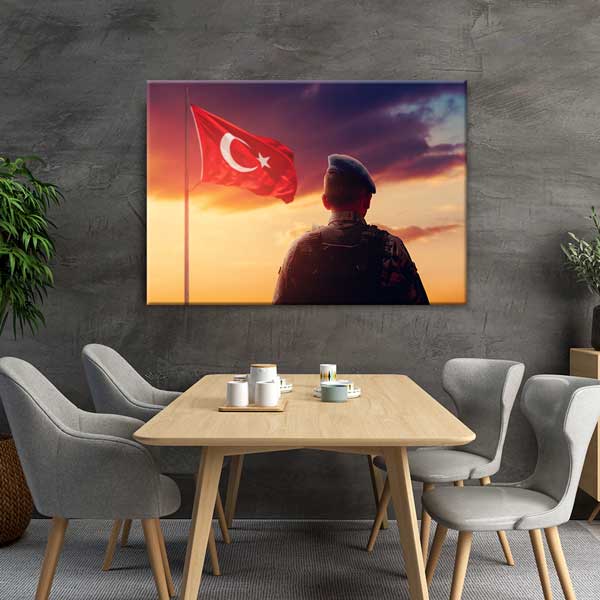 Türk Bayrağına Bakan Asker Kanvas Tablo – 11239
