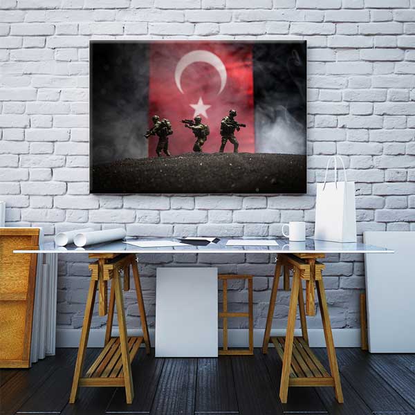 Türk Bayrağı Önünde Askeri Operasyon Kanvas Tablo – 11240
