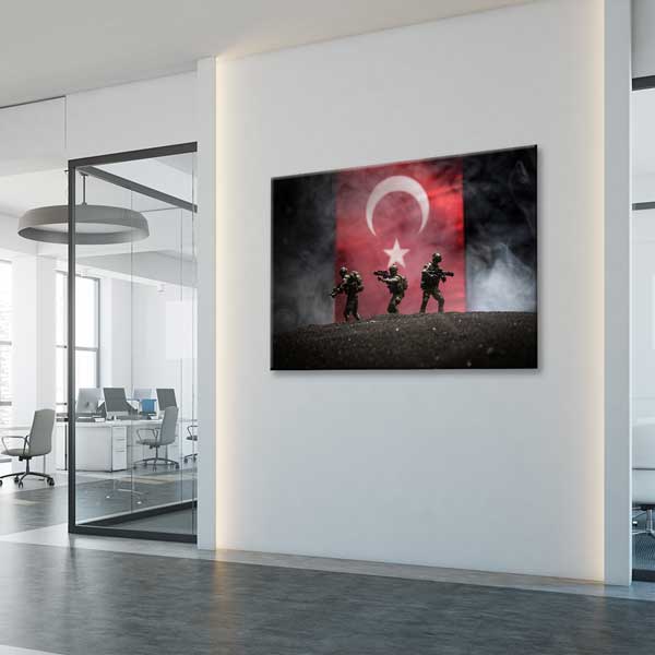 Türk Bayrağı Önünde Askeri Operasyon Kanvas Tablo – 11240