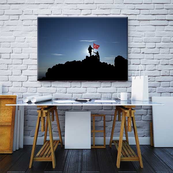 Zirvede Türk Bayrağı Diken Asker Silüetleri Kanvas Tablo – 11242