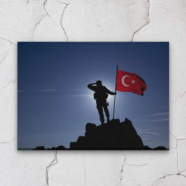 askeri-duvar-tablolari-11243-00 Zirvede Türk Bayrağıyla Selam Veren Asker Silüeti Kanvas Tablo – 11243