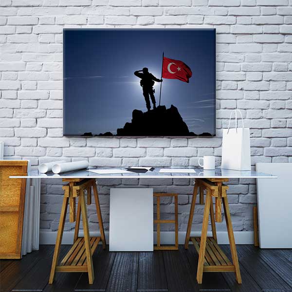 askeri-duvar-tablolari-11243-02 Zirvede Türk Bayrağıyla Selam Veren Asker Silüeti Kanvas Tablo – 11243