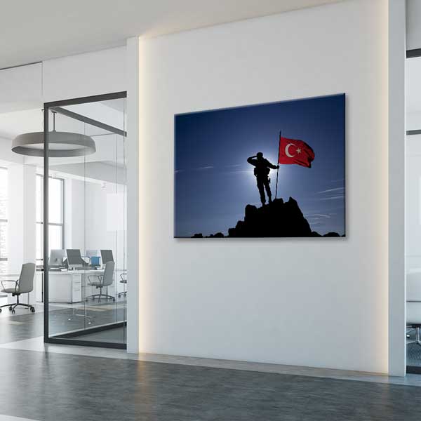 askeri-duvar-tablolari-11243-03 Zirvede Türk Bayrağıyla Selam Veren Asker Silüeti Kanvas Tablo – 11243