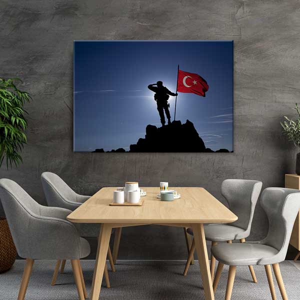 askeri-duvar-tablolari-11243-04 Zirvede Türk Bayrağıyla Selam Veren Asker Silüeti Kanvas Tablo – 11243