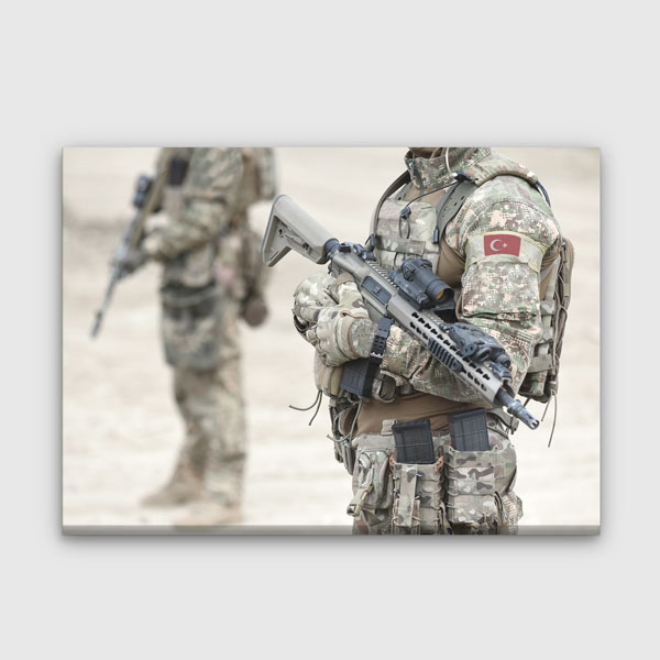 askeri-duvar-tablolari-11245-0 Türk Askeri Teçhizatlı ve Bayrak Yamalı Kanvas Tablo – 11245