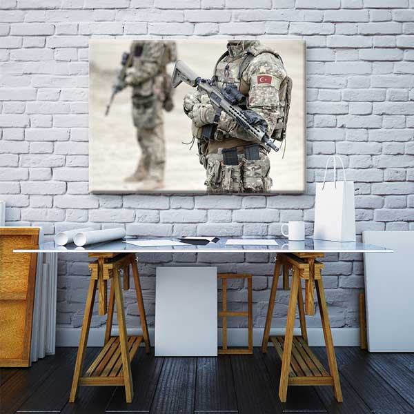 askeri-duvar-tablolari-11245-02 Türk Askeri Teçhizatlı ve Bayrak Yamalı Kanvas Tablo – 11245