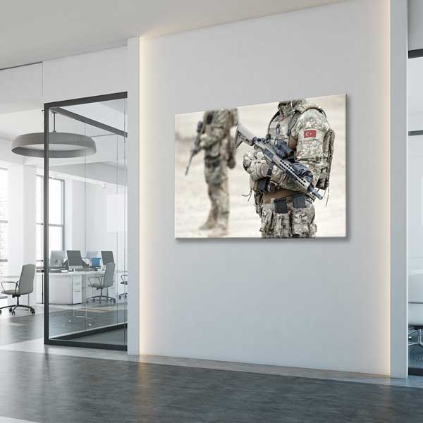 askeri-duvar-tablolari-11245-03 Türk Askeri Teçhizatlı ve Bayrak Yamalı Kanvas Tablo – 11245