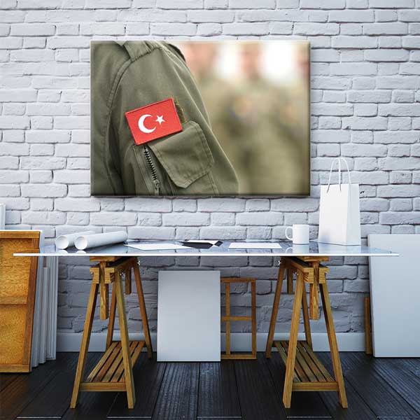 askeri-duvar-tablolari-11247-02 Türk Askeri Pilot Tipi Ceket ve Bayrak Yaması Kanvas Tablo – 11247