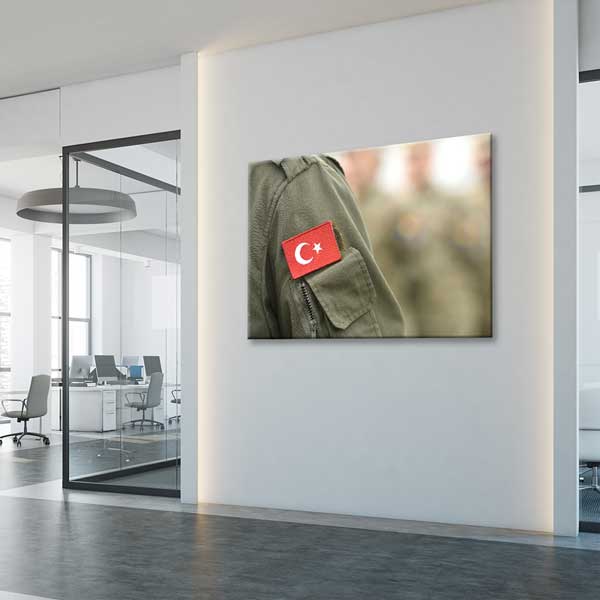 askeri-duvar-tablolari-11247-03 Türk Askeri Pilot Tipi Ceket ve Bayrak Yaması Kanvas Tablo – 11247