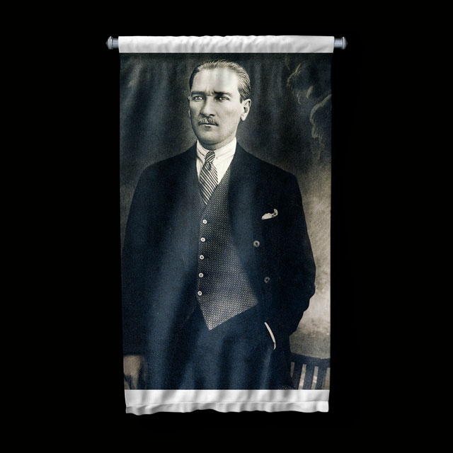 Atatürk Şık Takım Elbiseli Portre Duvar Flaması Kumaş Baskı 6221