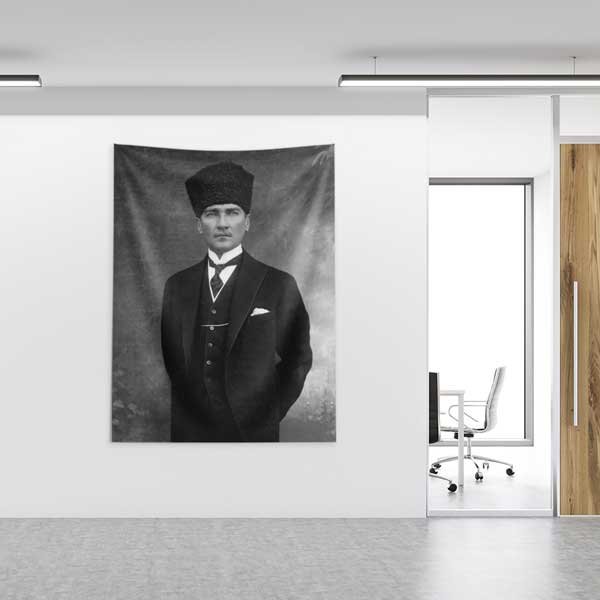 ataturk-duvar-flamasi-14325-01 Atatürk Klasik Poz Siyah Beyaz Duvar Örtüsü Kumaş Baskı 14325