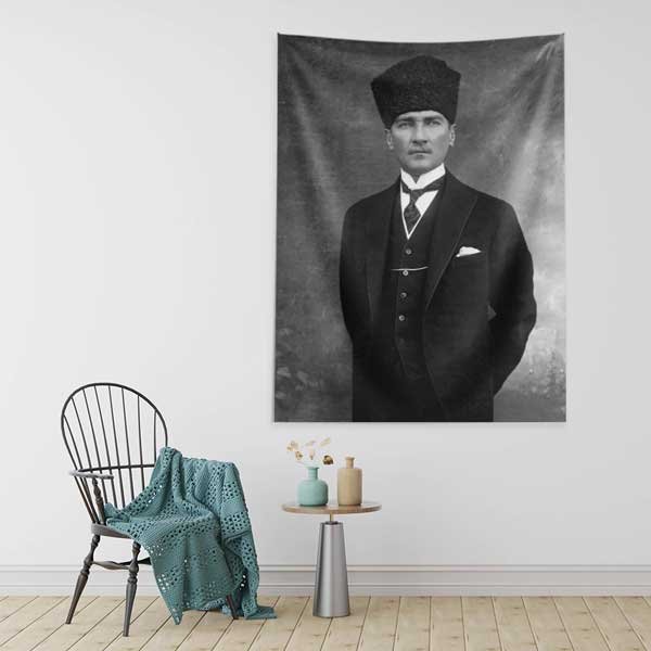 ataturk-duvar-flamasi-14325-03 Atatürk Klasik Poz Siyah Beyaz Duvar Örtüsü Kumaş Baskı 14325