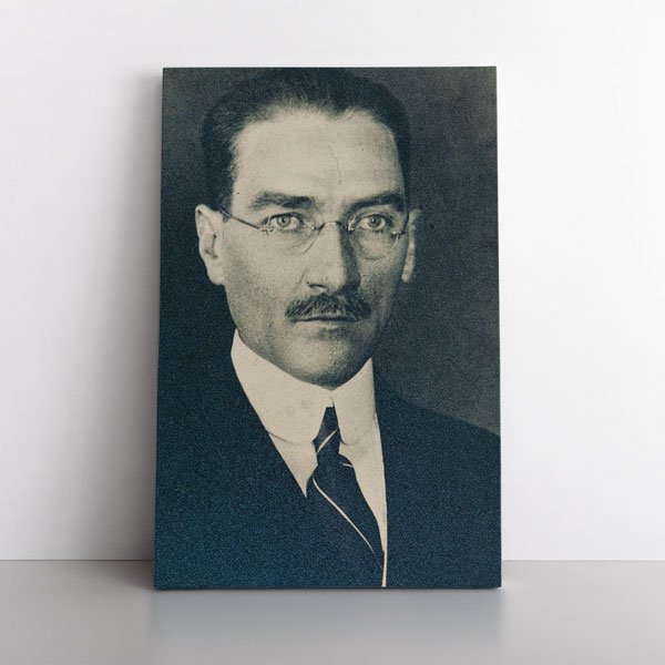 Atatürk Portresi Gözlüklü Klasik Poz Kanvas Tablo 6179