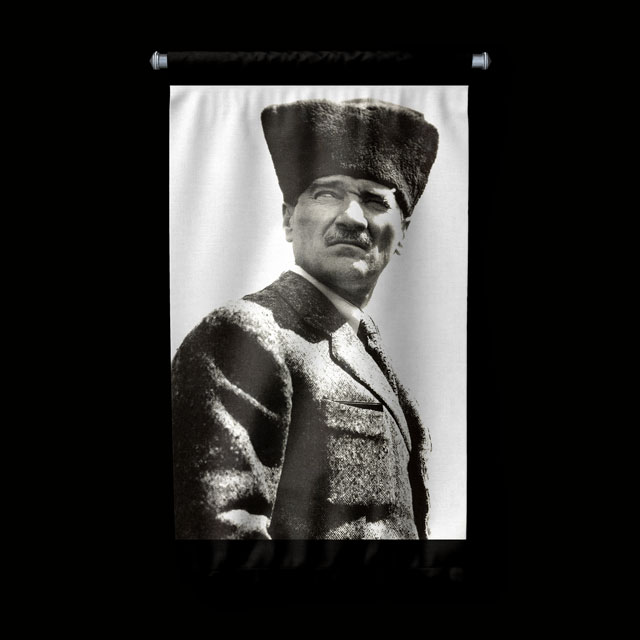 Atatürk Asil Bakışlı Portre Duvar Flaması Kumaş Baskı 6223