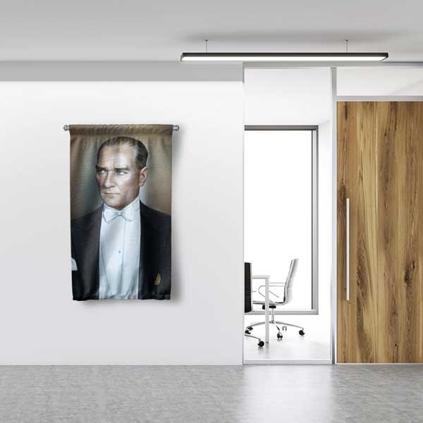 Atatürk Klasik Takım Elbiseli Duvar Flaması Kumaş Baskı 14314