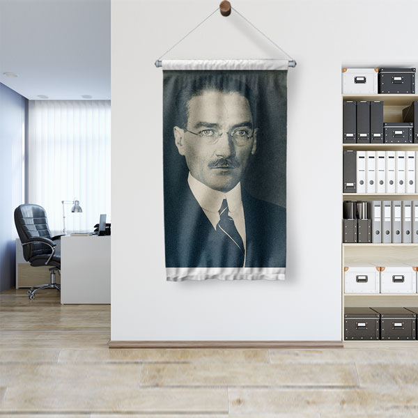 Atatürk Gözlüklü Portre Duvar Flaması Kumaş Baskı 6222