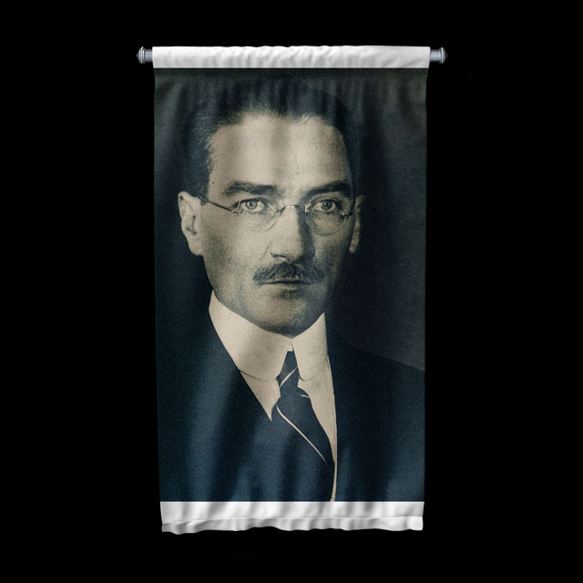 Atatürk Gözlüklü Portre Duvar Flaması Kumaş Baskı 6222