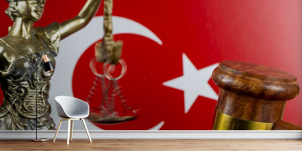 Türk Bayraklı Adalet Heykeli ve Hakim Tokmağı Duvar Kağıdı – Hukuk Ofisleri için Tasarım 5286