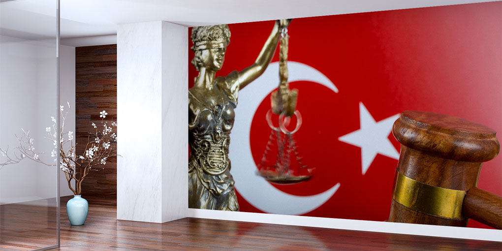 Türk Bayraklı Adalet Heykeli ve Hakim Tokmağı Duvar Kağıdı – Hukuk Ofisleri için Tasarım 5286