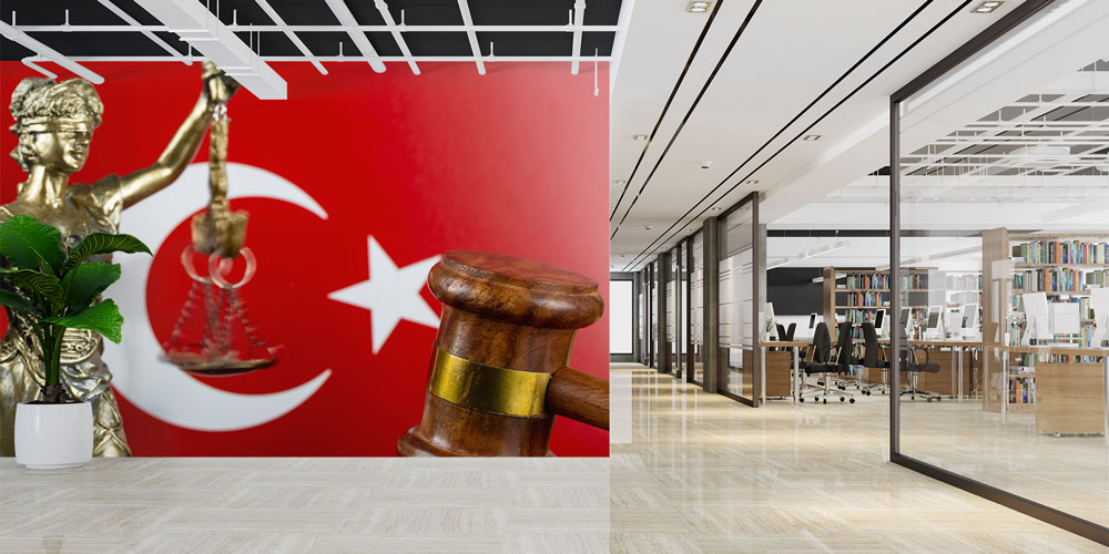 Türk Bayraklı Adalet Heykeli ve Hakim Tokmağı Duvar Kağıdı – Hukuk Ofisleri için Tasarım 5286