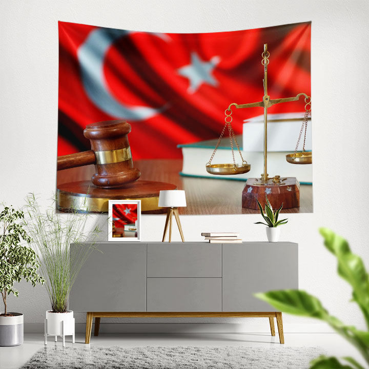 avukatlik-ofis-duvar-dekor-5302-00 Türk Bayrağı Fonlu Adalet Terazisi ve Tokmak Duvar Örtüsü 5302
