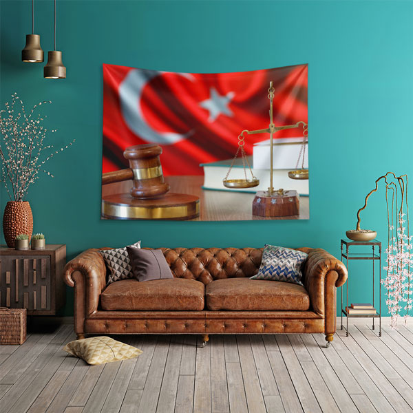 avukatlik-ofis-duvar-dekor-5302-01 Türk Bayrağı Fonlu Adalet Terazisi ve Tokmak Duvar Örtüsü 5302