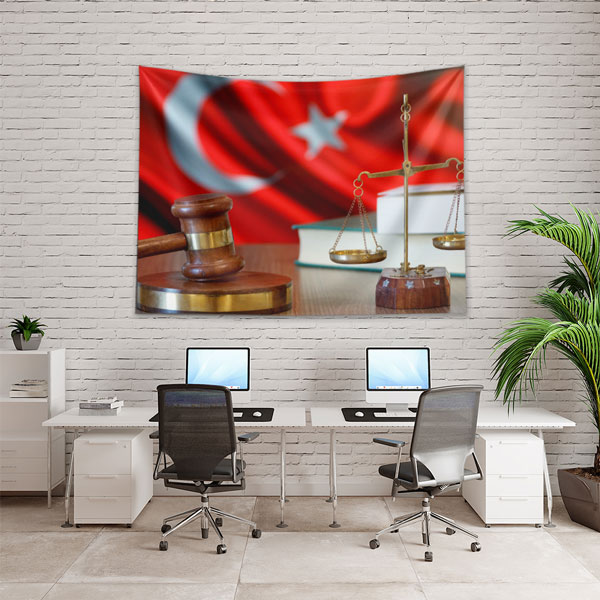 avukatlik-ofis-duvar-dekor-5302-02 Türk Bayrağı Fonlu Adalet Terazisi ve Tokmak Duvar Örtüsü 5302