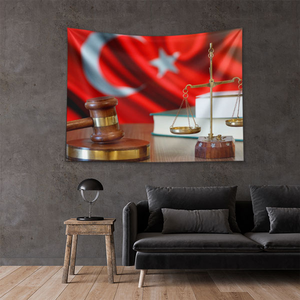 avukatlik-ofis-duvar-dekor-5302-04 Türk Bayrağı Fonlu Adalet Terazisi ve Tokmak Duvar Örtüsü 5302