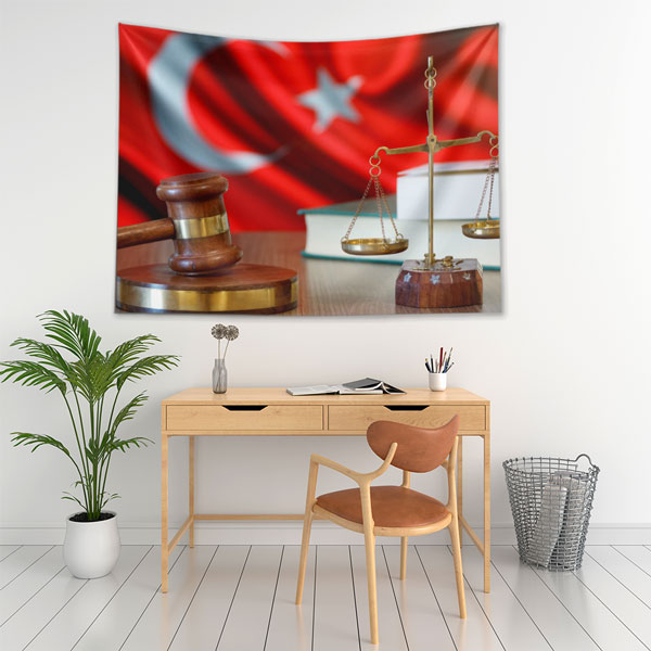 avukatlik-ofis-duvar-dekor-5302-05 Türk Bayrağı Fonlu Adalet Terazisi ve Tokmak Duvar Örtüsü 5302