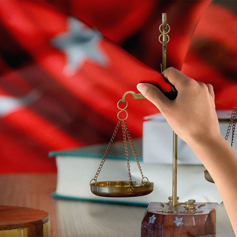 avukatlik-ofis-duvar-dekor-5302-06 Türk Bayrağı Fonlu Adalet Terazisi ve Tokmak Duvar Örtüsü 5302