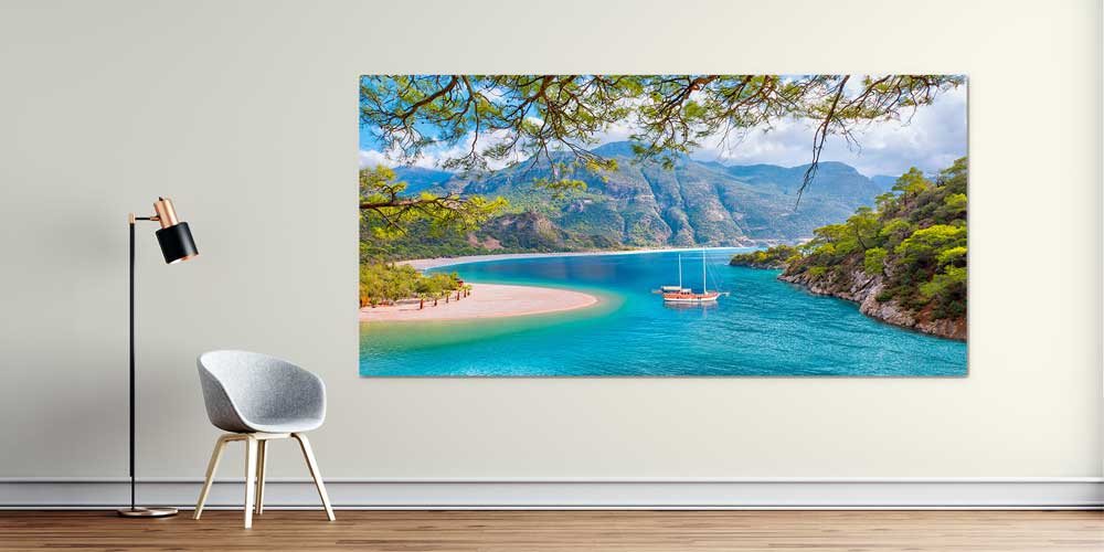 Dağlarla Çevrili Turkuaz Koy ve Tekne Manzaralı Büyük Ebat Duvar Dekor Ürünü 11898
