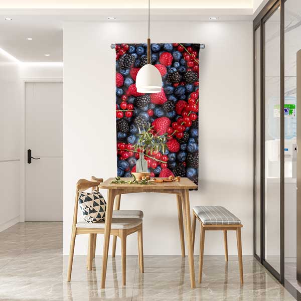 Kırmızı ve Mavi Orman Meyveleri Desenli Duvar Flaması 12598