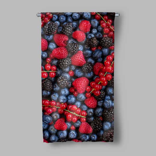 Kırmızı ve Mavi Orman Meyveleri Desenli Duvar Flaması 12598