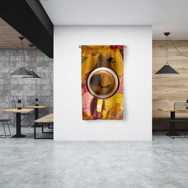 Sonbahar Yaprakları Üzerinde Kahve Fincanı Desenli Duvar Flaması 12617