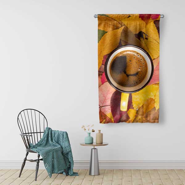 Sonbahar Yaprakları Üzerinde Kahve Fincanı Desenli Duvar Flaması 12617