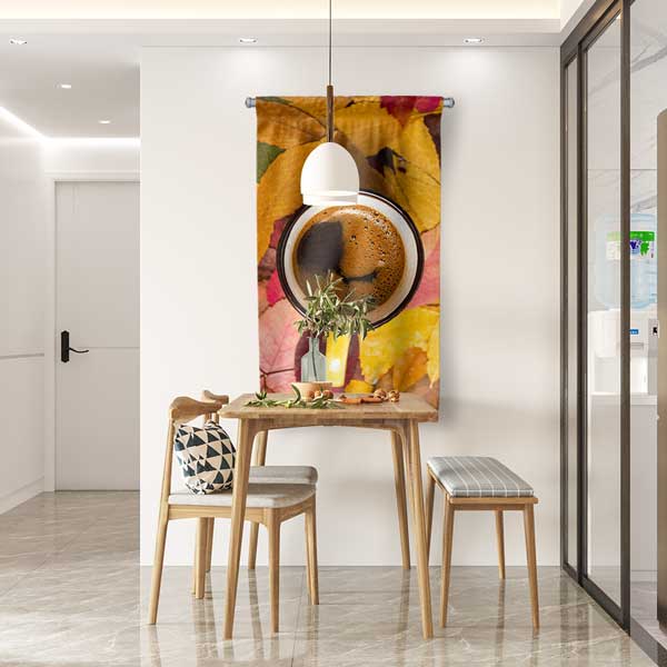 Sonbahar Yaprakları Üzerinde Kahve Fincanı Desenli Duvar Flaması 12617