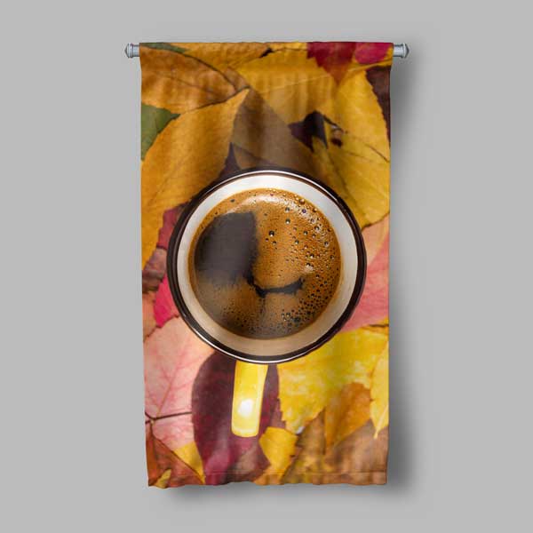 Sonbahar Yaprakları Üzerinde Kahve Fincanı Desenli Duvar Flaması 12617