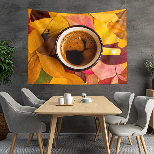cafe-wall-art-tapestry-12526-01 Sonbahar Yaprakları Üzerinde Kahve Fincanı Desenli Kafe Duvar Örtüsü 12526