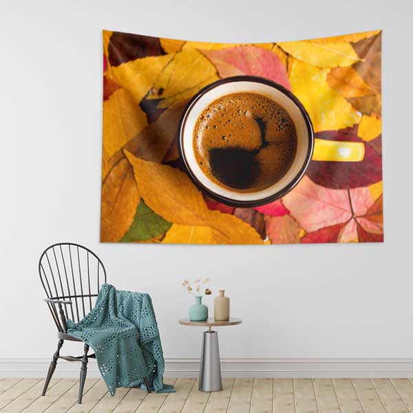 cafe-wall-art-tapestry-12526-02 Sonbahar Yaprakları Üzerinde Kahve Fincanı Desenli Kafe Duvar Örtüsü 12526