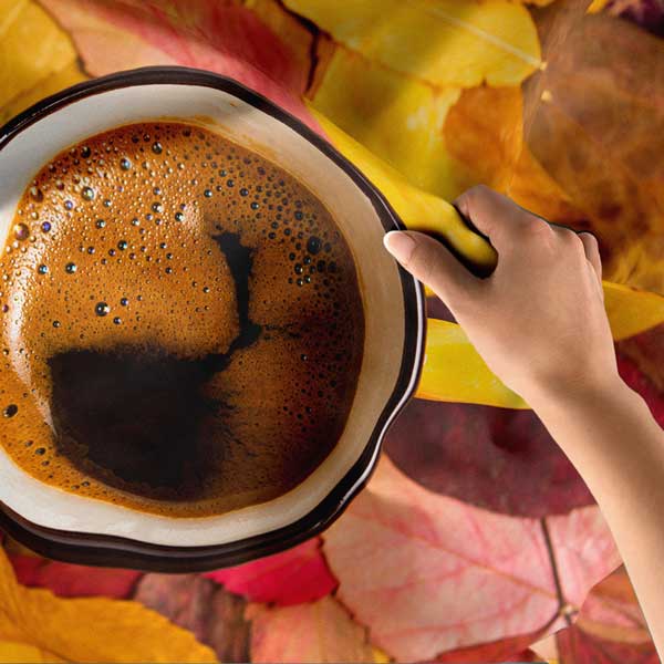 cafe-wall-art-tapestry-12526-04 Sonbahar Yaprakları Üzerinde Kahve Fincanı Desenli Kafe Duvar Örtüsü 12526