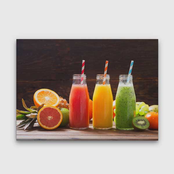 Renkli meyve suları ve tropikal meyvelerle tasarlanmış dekoratif kanvas duvar tablosu. – 12205