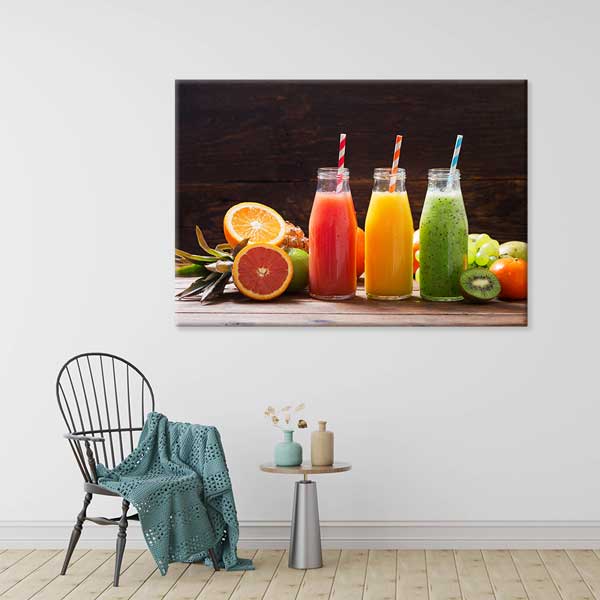 Renkli meyve suları ve tropikal meyvelerle tasarlanmış dekoratif kanvas duvar tablosu. – 12205
