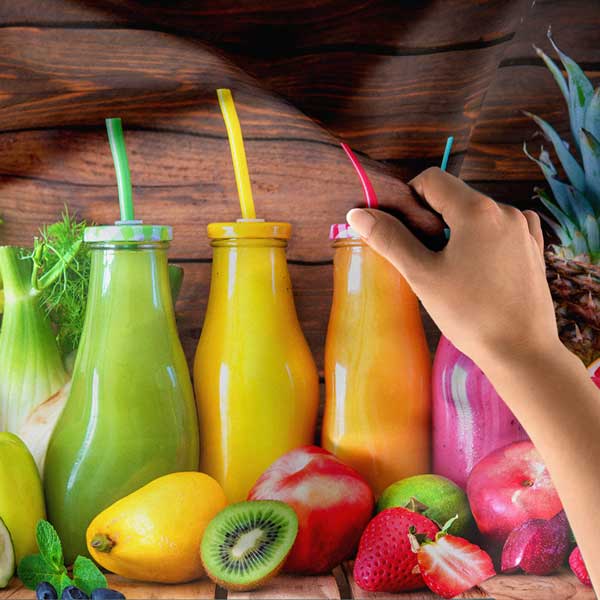 Renkli Meyve Suları Temalı Kafe Duvar Tablosu – Tropikal Smoothie Şişeleriyle Canlı Dekor 12557